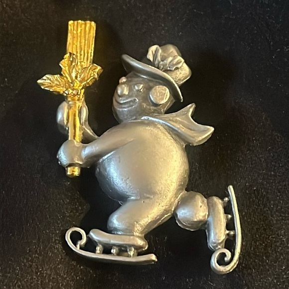 Cute snowman skating with broomstick frosty Christmas brooch - Picture 1 of 9